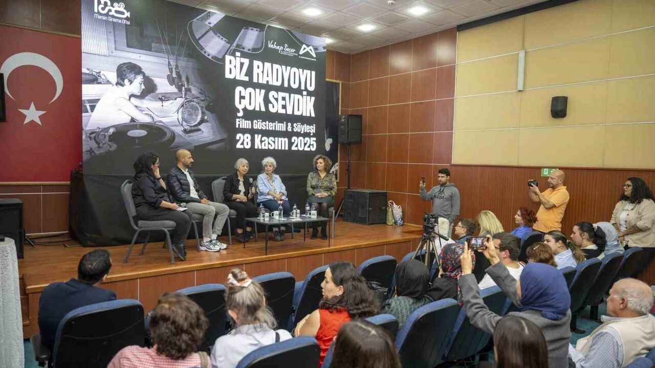 Mersin'de 'Biz Radyoyu Çok Sevdik' belgeseli: Kadın radyocuların mücadelesi Mersinlilerle buluştu