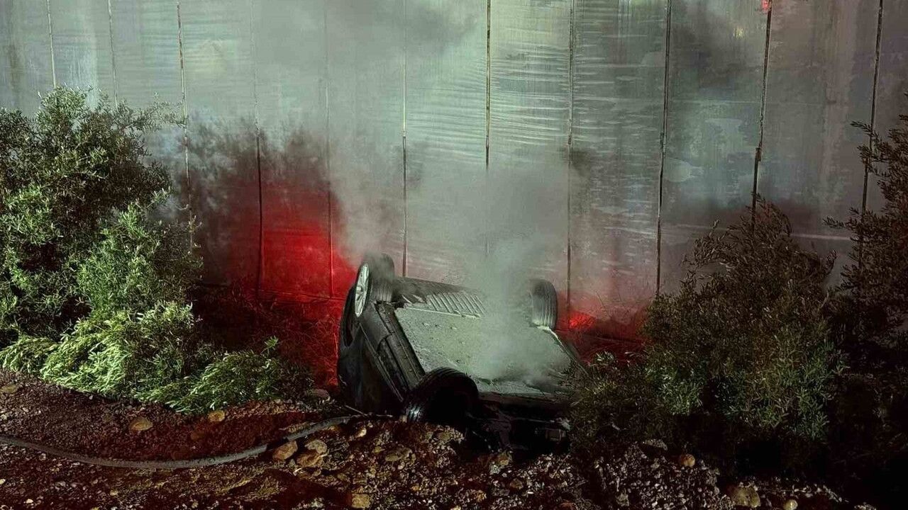 Mersin'de D-400 kara yolunda ters dönen elektrikli araçtaki batarya yangını söndürüldü