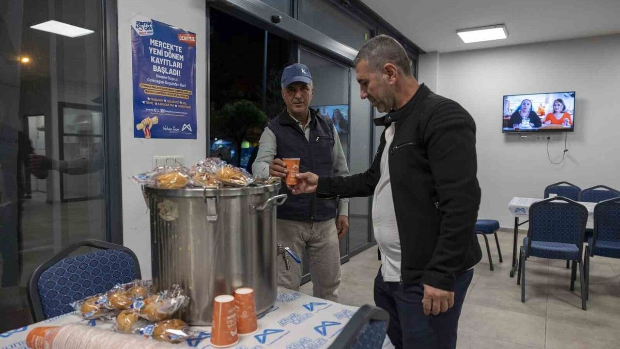 Mersin'de Emek Evi erken çıkan emekçilere ücretsiz çorba ve çay sunuyor