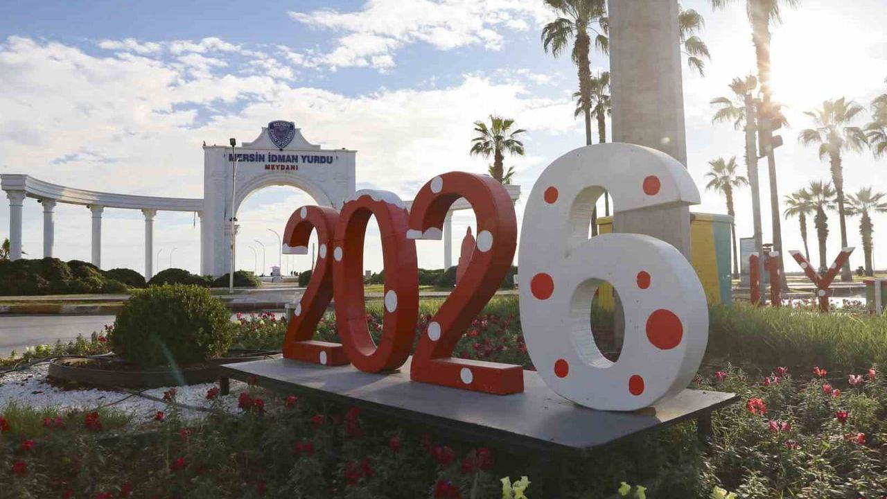 Mersin’de geri dönüşümlü yeni yıl süslemeleri kent merkezini renklendirdi