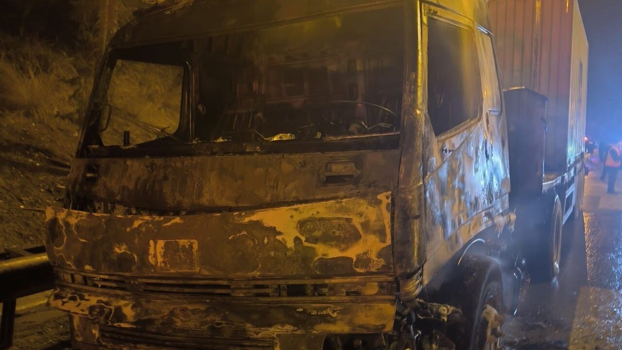 Mersin'de güneş paneli yüklü tır motor yangını sonucu kullanılamaz hale geldi