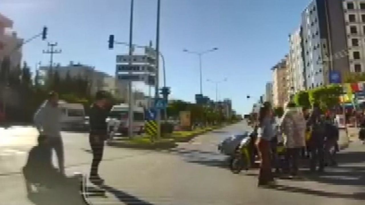 Mersin'de kırmızı ışık ihlali: Otomobil motosikletli kuryeye çarptı — Kaza anı kamerada