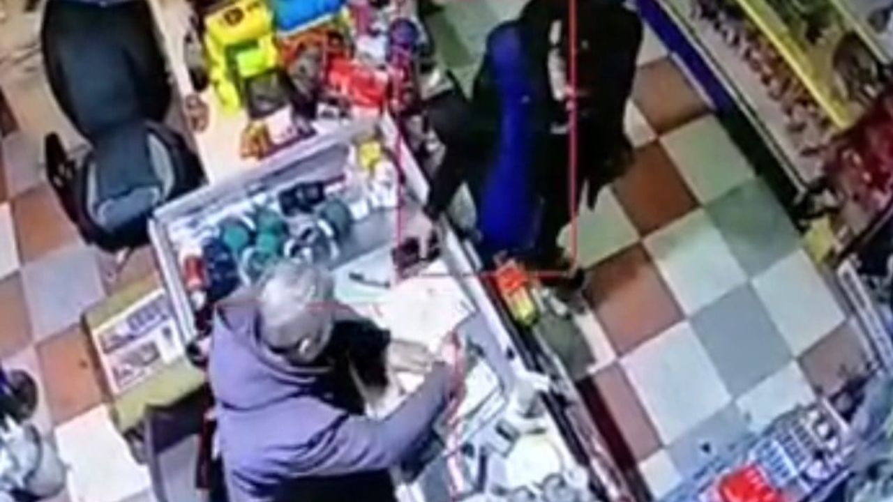 Mersin'de markette cep telefonu hırsızlığı kameraya yansıdı; 2 şüpheli yakalandı