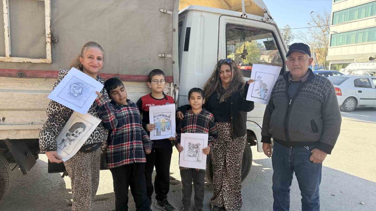 Mersin'de nakliyatçı Hüseyin Çakır, kamyonetinde çizdiği yaklaşık 1.800 resmi çocuklara dağıtıyor