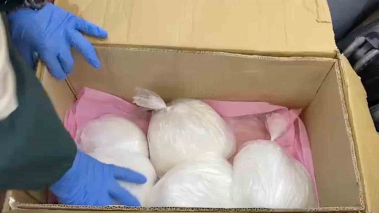 Mersin'de operasyonda 38 kilo 590 gram metamfetamin, 1 kilo 244 gram eroin ve döviz ele geçirildi