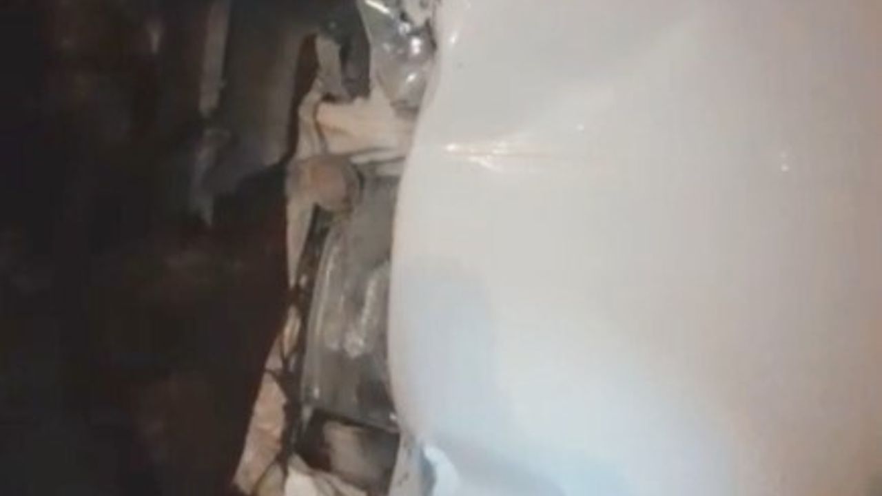 Mersin'de otomobil virajı alamayarak yaklaşık 7 metre uçuruma düştü: 2 yaralı