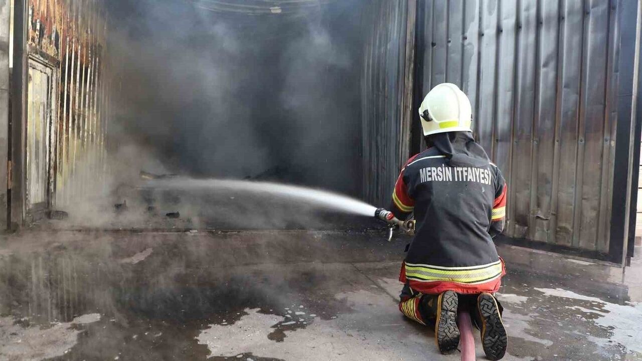 Mersin'de palet üretim tesisindeki yangın itfaiye ekiplerince kontrol altına alındı