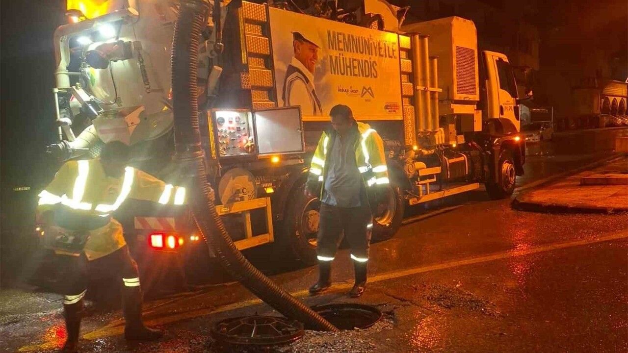 Mersin'de Sağanakta Büyükşehir ve MESKİ Ekipleri Gece Boyu Sahada: Taşkın Riski Önledi