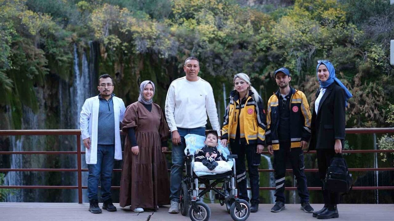 Mersin'de sağlık ekipleri, cam kemik hastası Kerim'in Yerköprü Şelalesi hayalini gerçekleştirdi