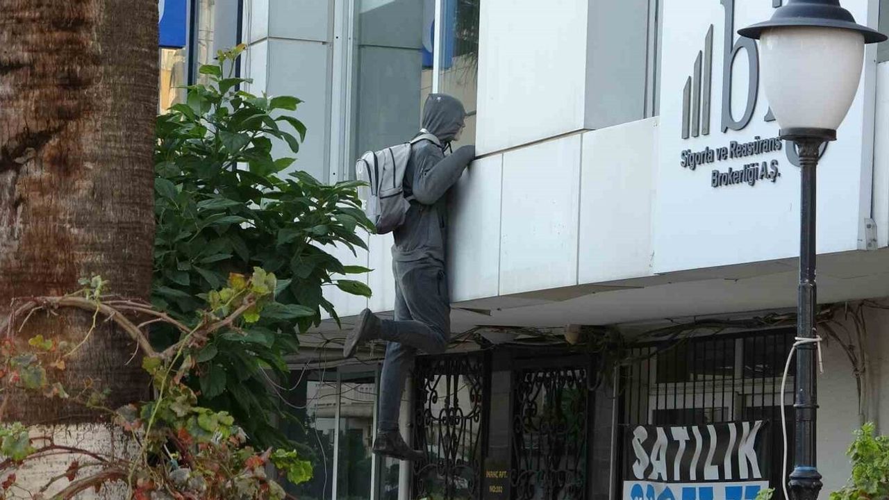 Mersin'de sigorta şirketinin pencereye yerleştirdiği hırsız görünümlü manken dikkat çekiyor