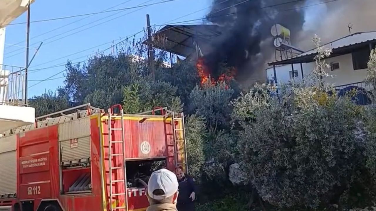 Mersin'de yangın: 2'si engelli 5 çocuklu ailenin evi küle döndü