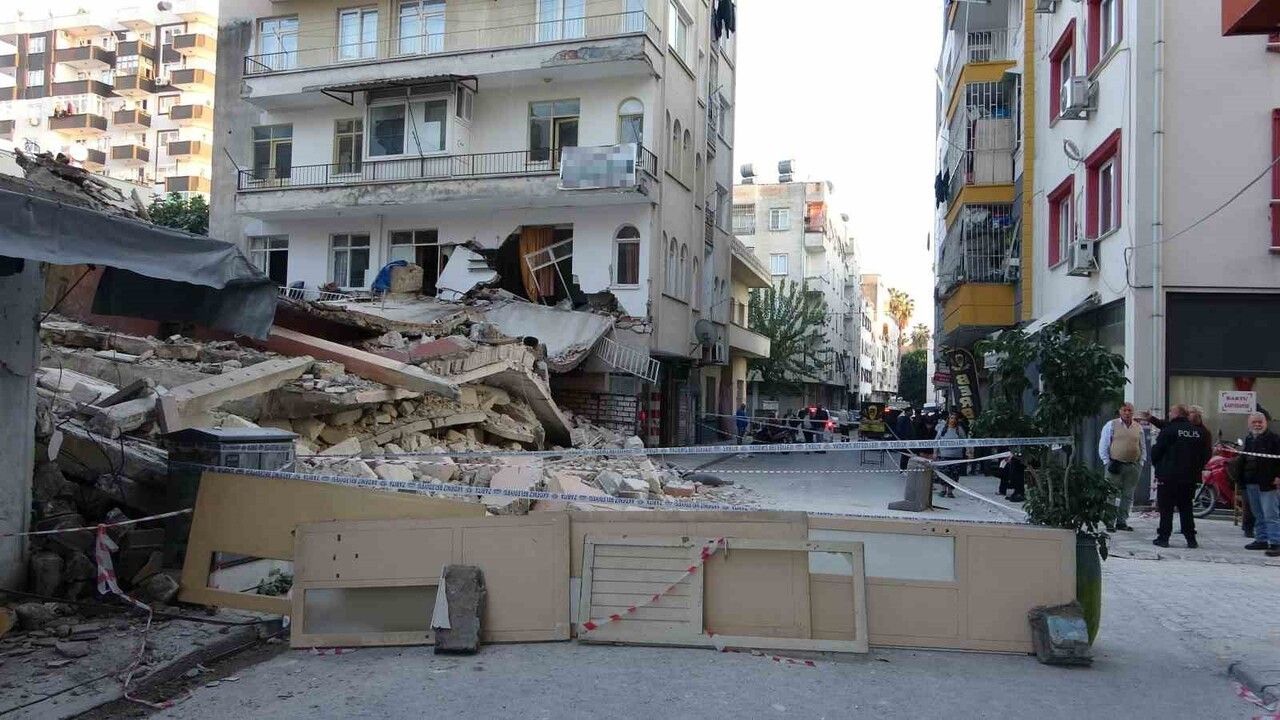 Mersin'de yıkım sırasında bitişik binanın birinci katı zarar gördü, sakinler tedbir amaçlı tahliye edildi