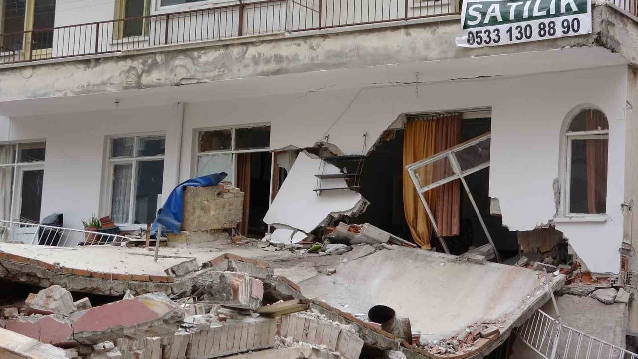 Mersin'de Yıkım Sonrası Tahliye Edilen Binada Sakinler Geçici Konaklamanın Sadece Bir Gün Sağlandığını İddia Etti