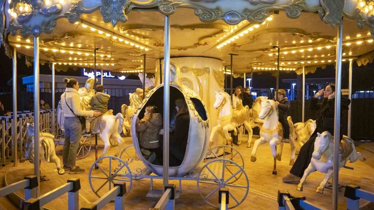 Mersin'de Yılbaşı Pazarı Özgecan Aslan Barış Meydanı'nda açıldı — 125 stant, konserler ve lezzetler