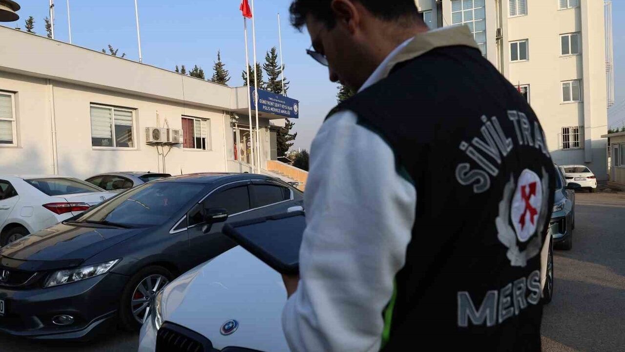 Mersin'de yolu kapatan düğün konvoyuna 18 bin 867 TL ceza, 8 kişiye adli işlem