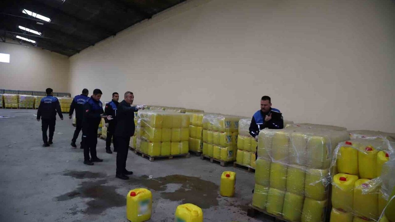 Mersin'de yurt dışına 'ayçiçeği yağı' diye gönderilmek istenen 3 bin 650 bidon su-yağ karışımı ele geçirildi