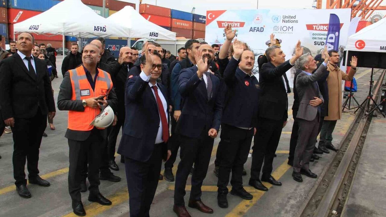 Mersin'den Sudan'a 'İyilik Gemisi' NZ NINGBO uğurlandı: 10 bin 80 çadır sevk ediliyor