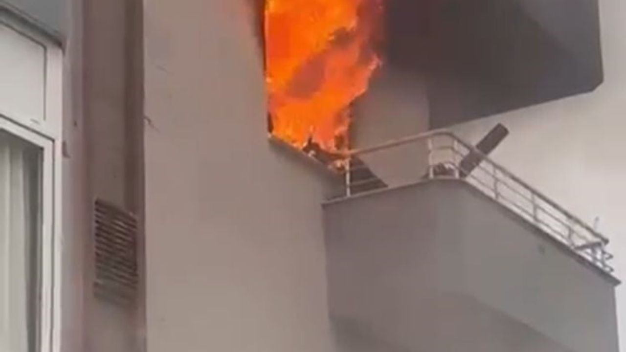 Mersin Erdemli'de 3 katlı evin son katında yangın — Alevler pencereden dışarı çıktı, itfaiye söndürdü