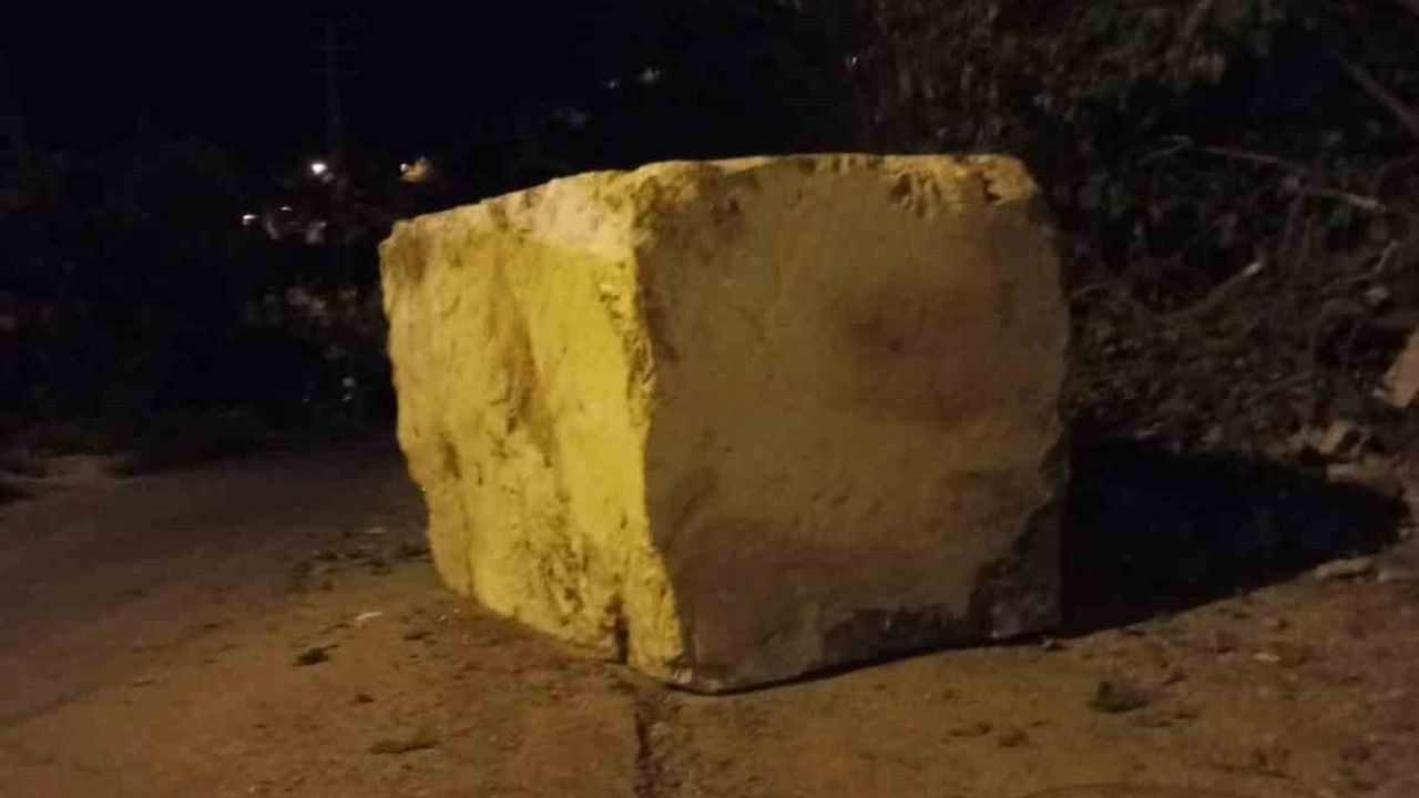 Mersin Erdemli'de freni boşalan mermer yüklü tır fırına çarptı, 5 keçi telef oldu