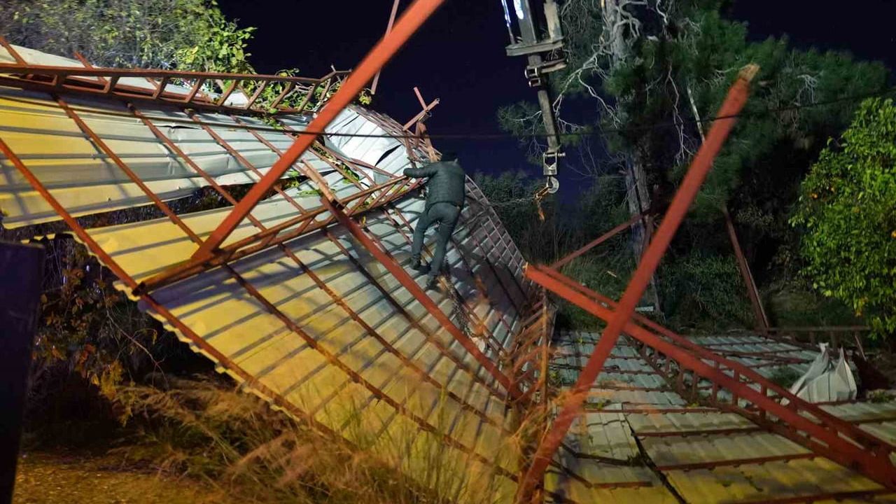 Mersin Erdemli'de şiddetli rüzgar: Çatı uçtu, yaklaşık 200 yıllık meşe devrildi