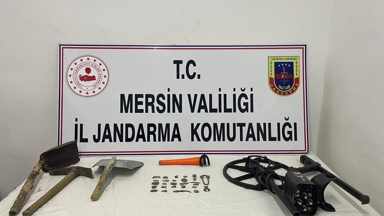 Mersin'in Mut ilçesinde kaçak kazı: Jandarma 2 şüpheliyi suçüstü yakaladı, 29 obje ele geçirildi