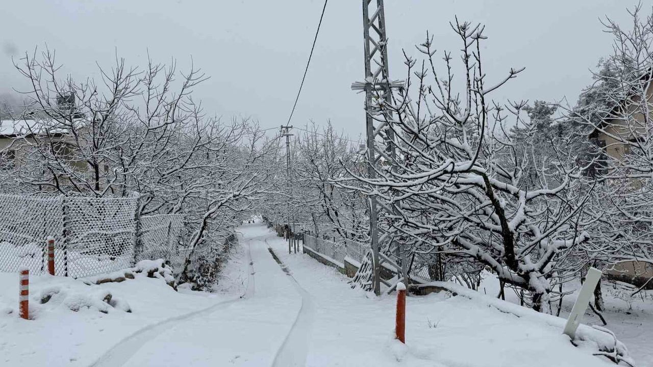 Mersin'in yüksek rakımlı mahalleleri karla beyaza büründü