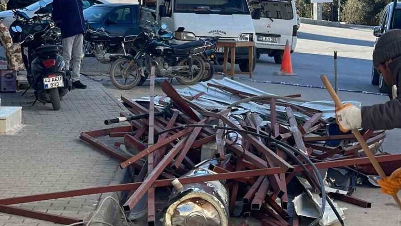 Mersin Mut’ta fırtına bir binanın çatısını yola savurdu; trafik kısa süre aksadı
