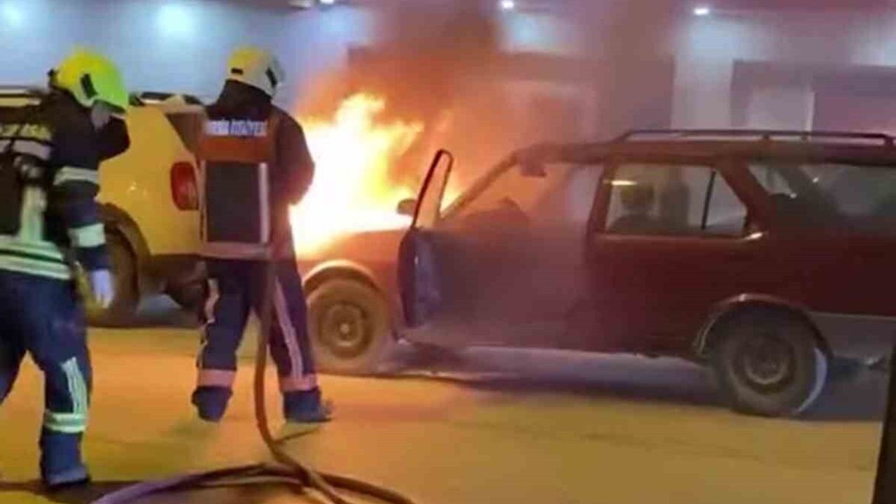 Mersin Mut'ta park halindeki otomobil yandı, kullanılamaz hale geldi