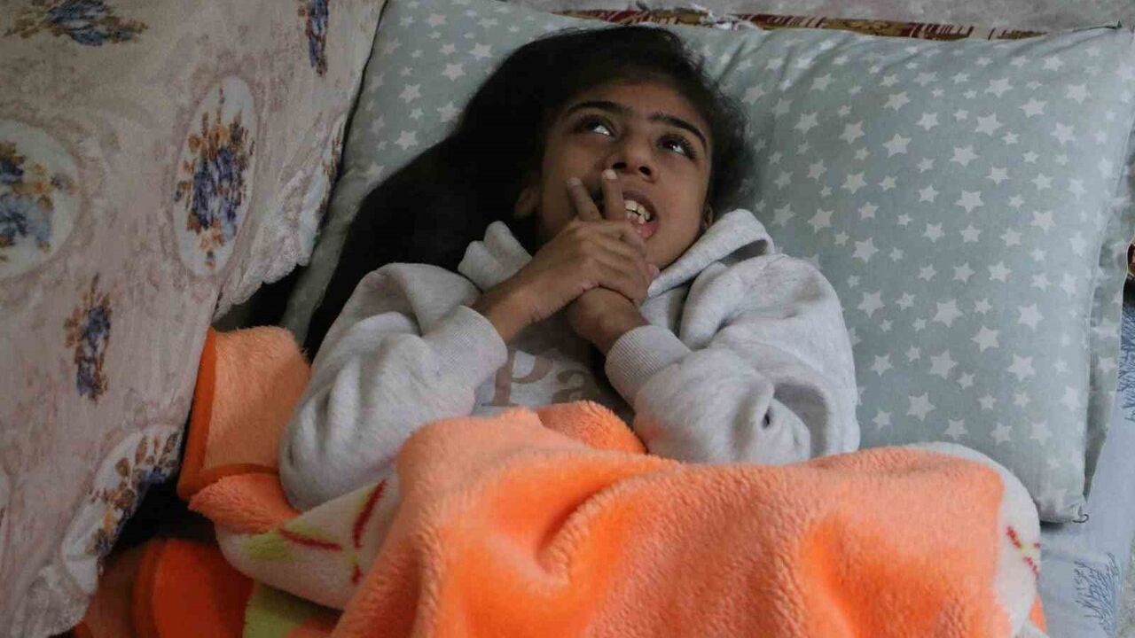 MHP Sur teşkilatı, Devlet Bahçeli adına Diyarbakırlı engelli kız için tekerlekli sandalye teslim etti