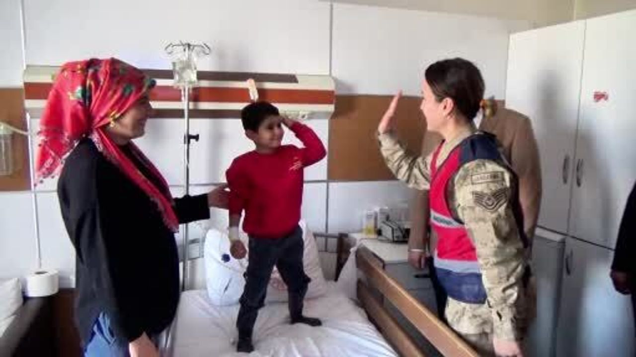 Midyat Devlet Hastanesi'nden 'Gülümse Midyat, Umut Çocuklarda' projesiyle çocuklara moral