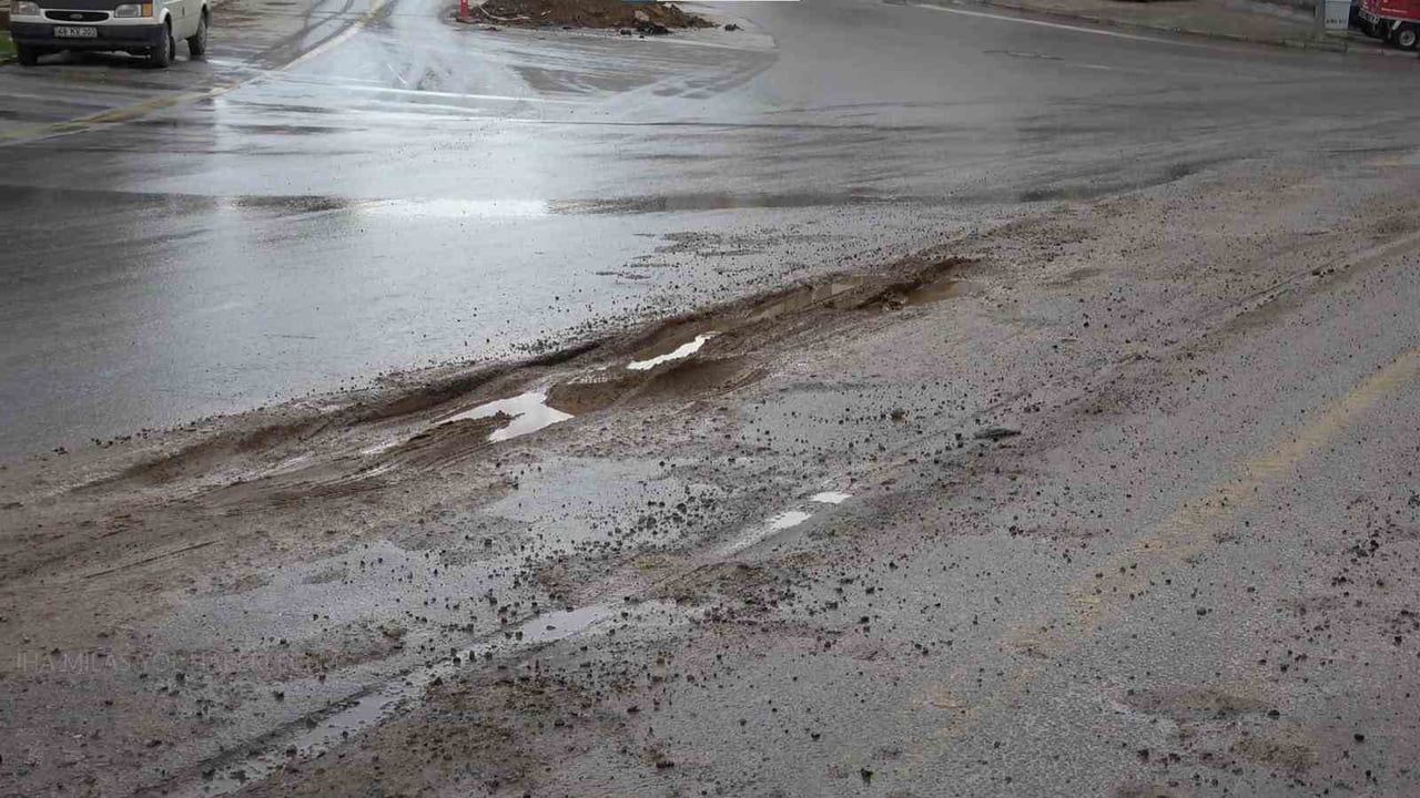 Milas’ta sağanak sonrası yollar çamura döndü; ulaşımda aksamalar yaşandı