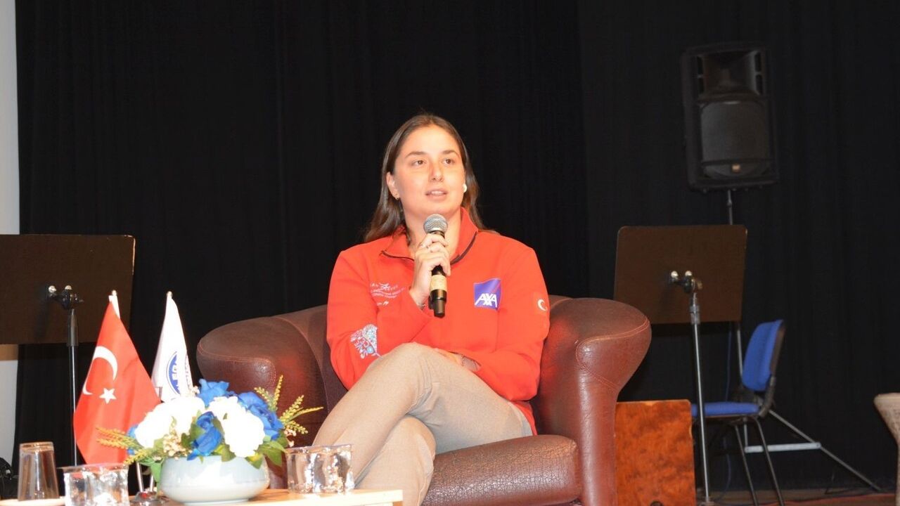 Milli yüzücü Bengisu Avcı, Ege Üniversitesi'nde başarı hikâyesini paylaştı