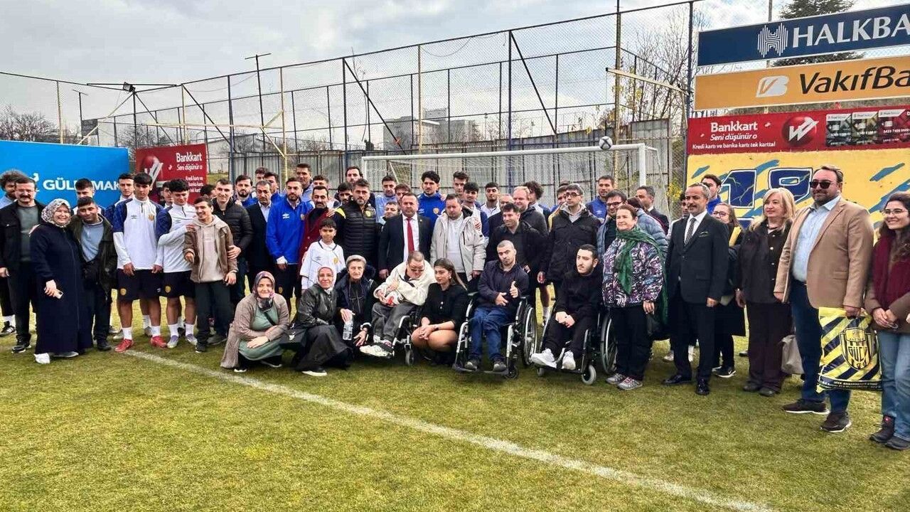 MKE Ankaragücü, Dünya Engelliler Günü'nde A Takım Antrenmanını Engelli Çocuklarla Paylaştı
