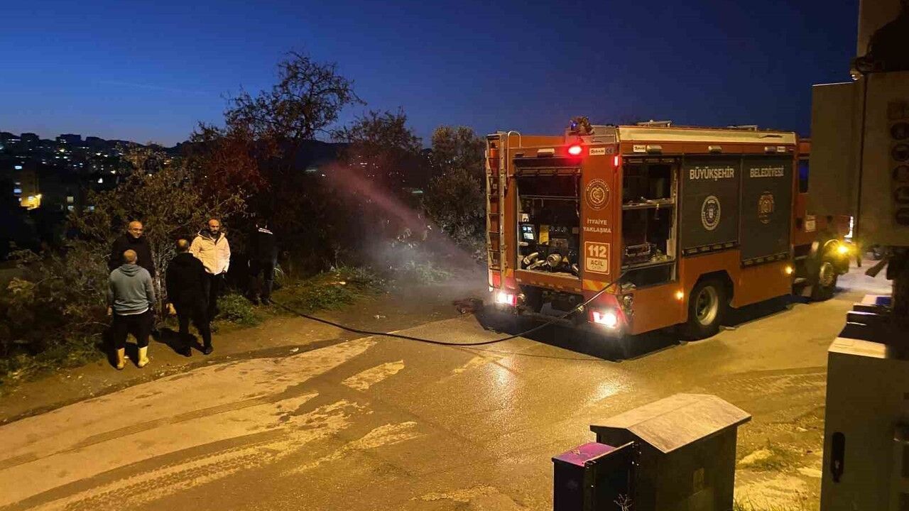 Mudanya'da metruk evde yangın: Mahalle sakinlerinin müdahalesiyle söndürüldü