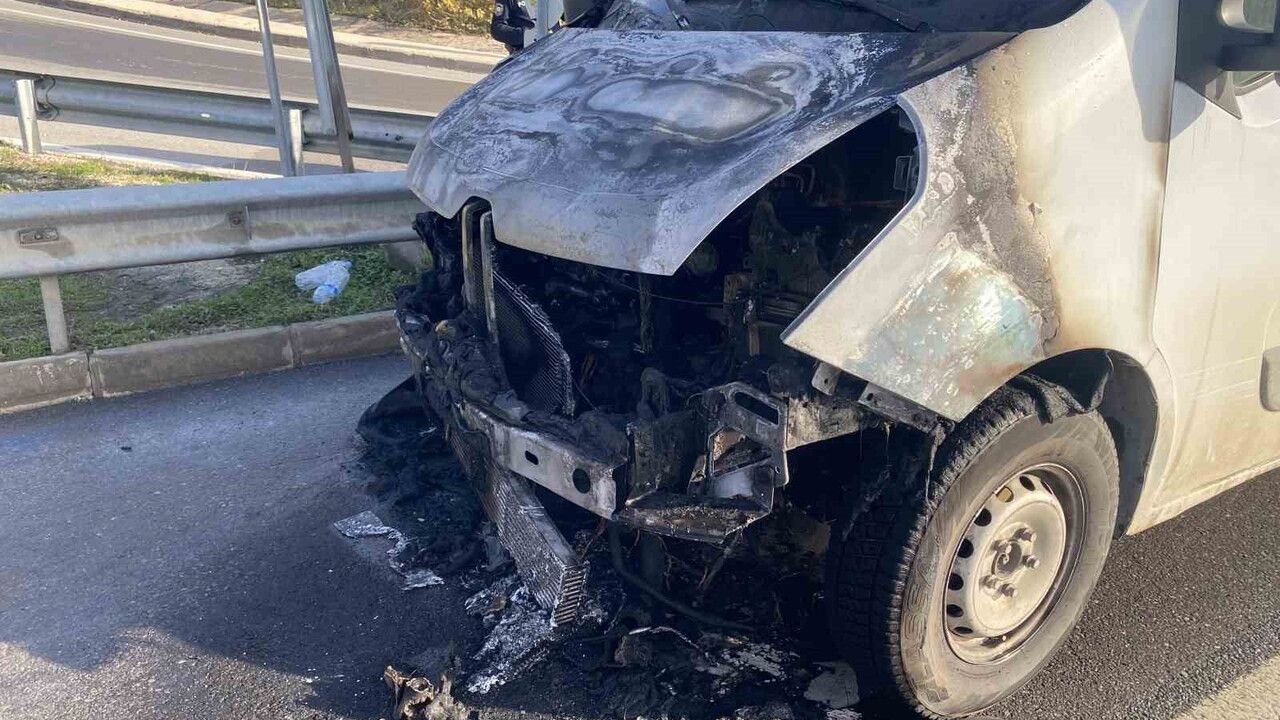 Mudanya'da motorundan alev alan minibüse BUSKİ ekipleri müdahale etti