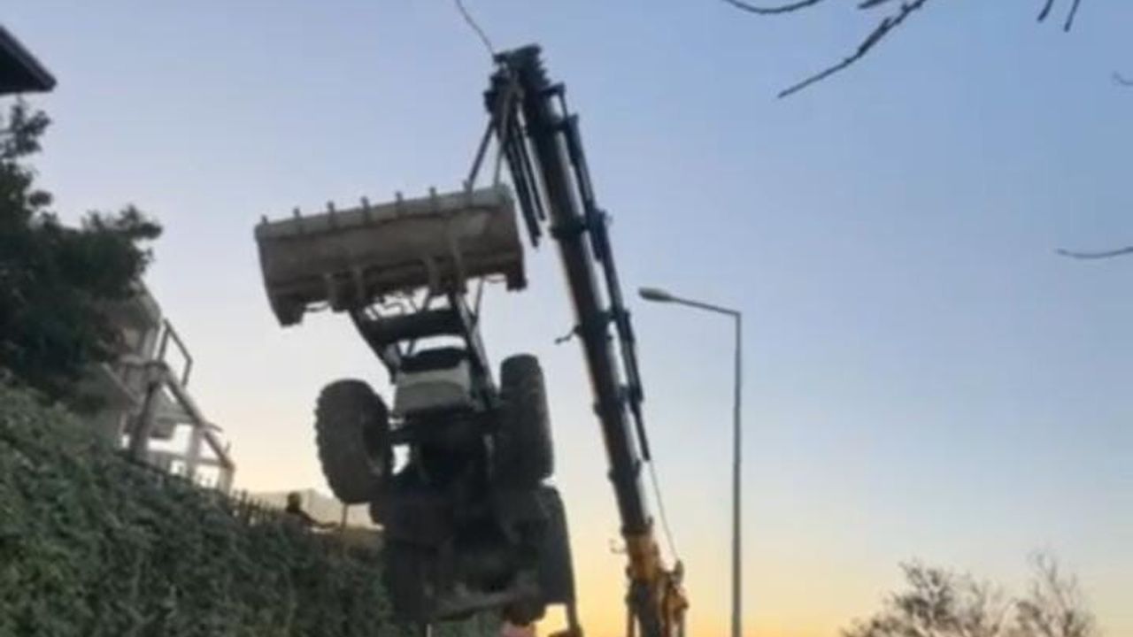 Mudanya'da vinçten düşen kepçenin düşme anları cep telefonu kamerasına yansıdı
