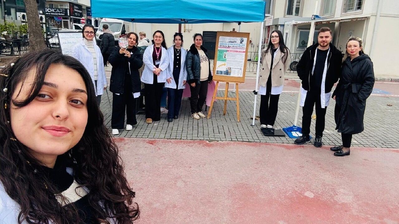 Mudanya Üniversitesi öğrencileri sahilde ruh sağlığı standlarıyla toplumu bilgilendiriyor