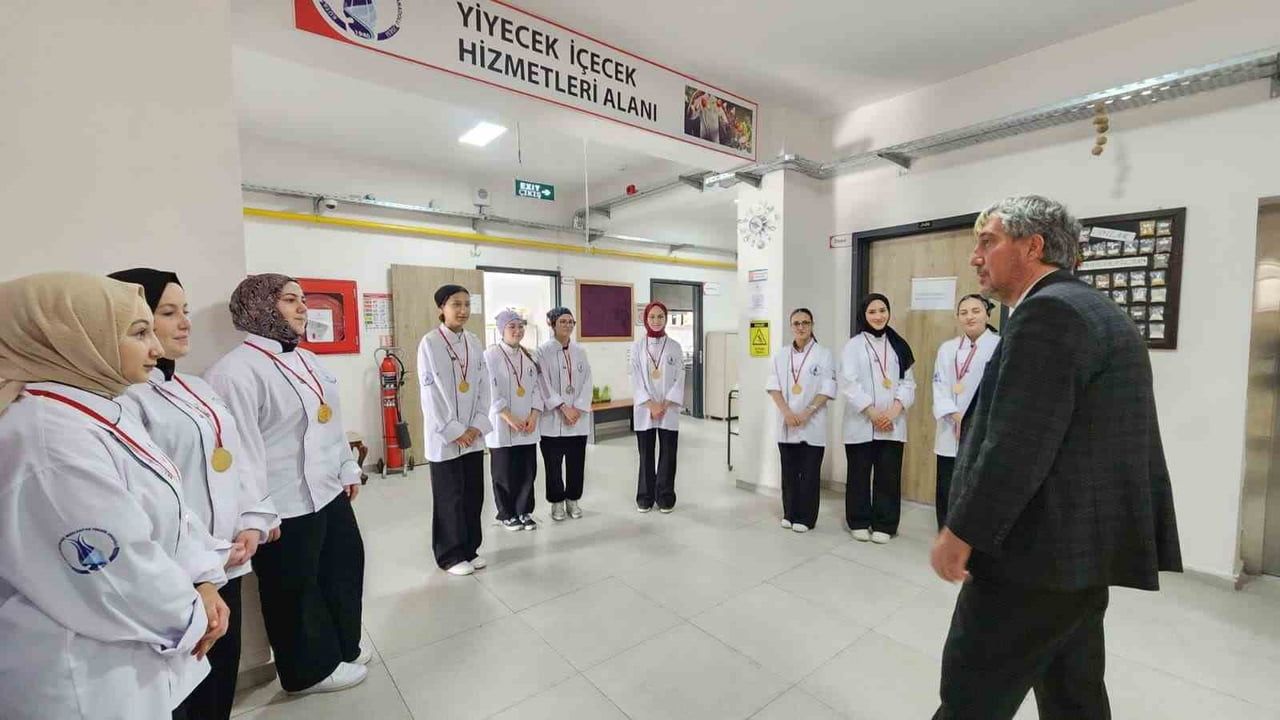 Müdür Yılmaz, Uluslararası Yarışmada 10 Altın Kazanan Devlet Hatun Kız Meslek Lisesi Öğrencilerini Ziyaret Etti