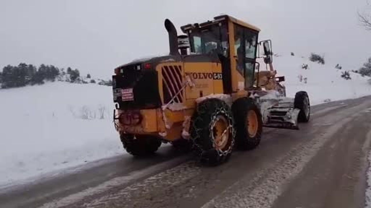 Mudurnu'da 12 köy yolu karla mücadele çalışmalarıyla ulaşıma açıldı
