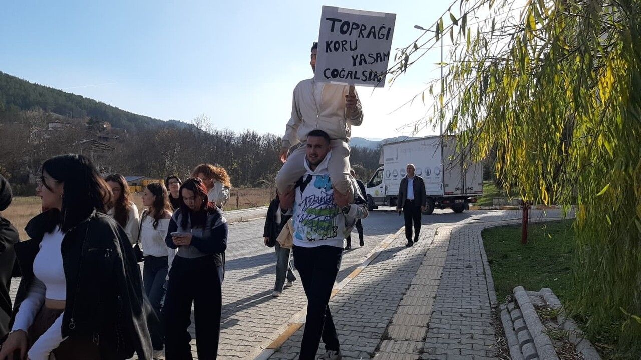 Mudurnu'da İlkokul Öğrencilerinden Erozyon Farkındalığı Yürüyüşü