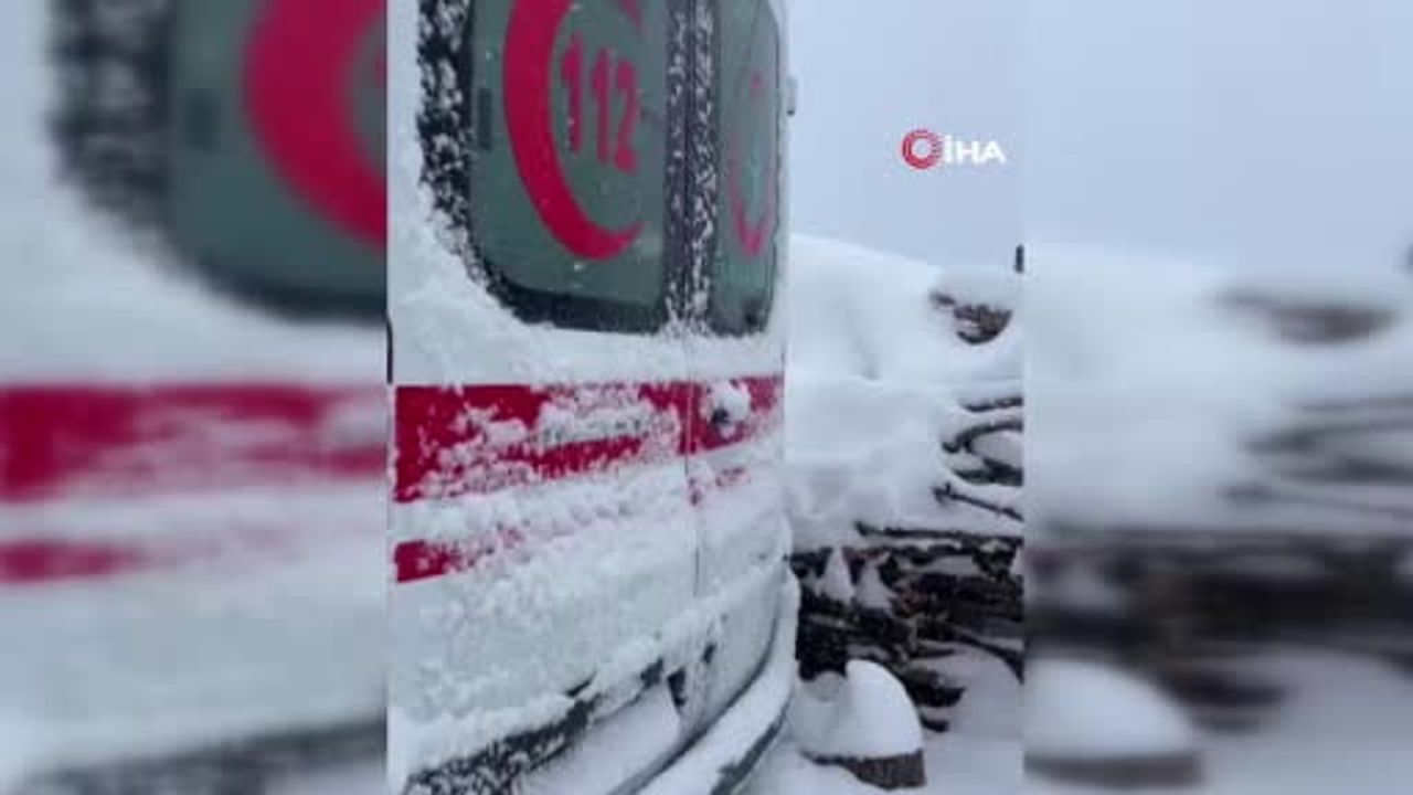 Mudurnu'da karla mücadele: Ambulans ekipleri lastik zinciri takarak hastaya ulaştı