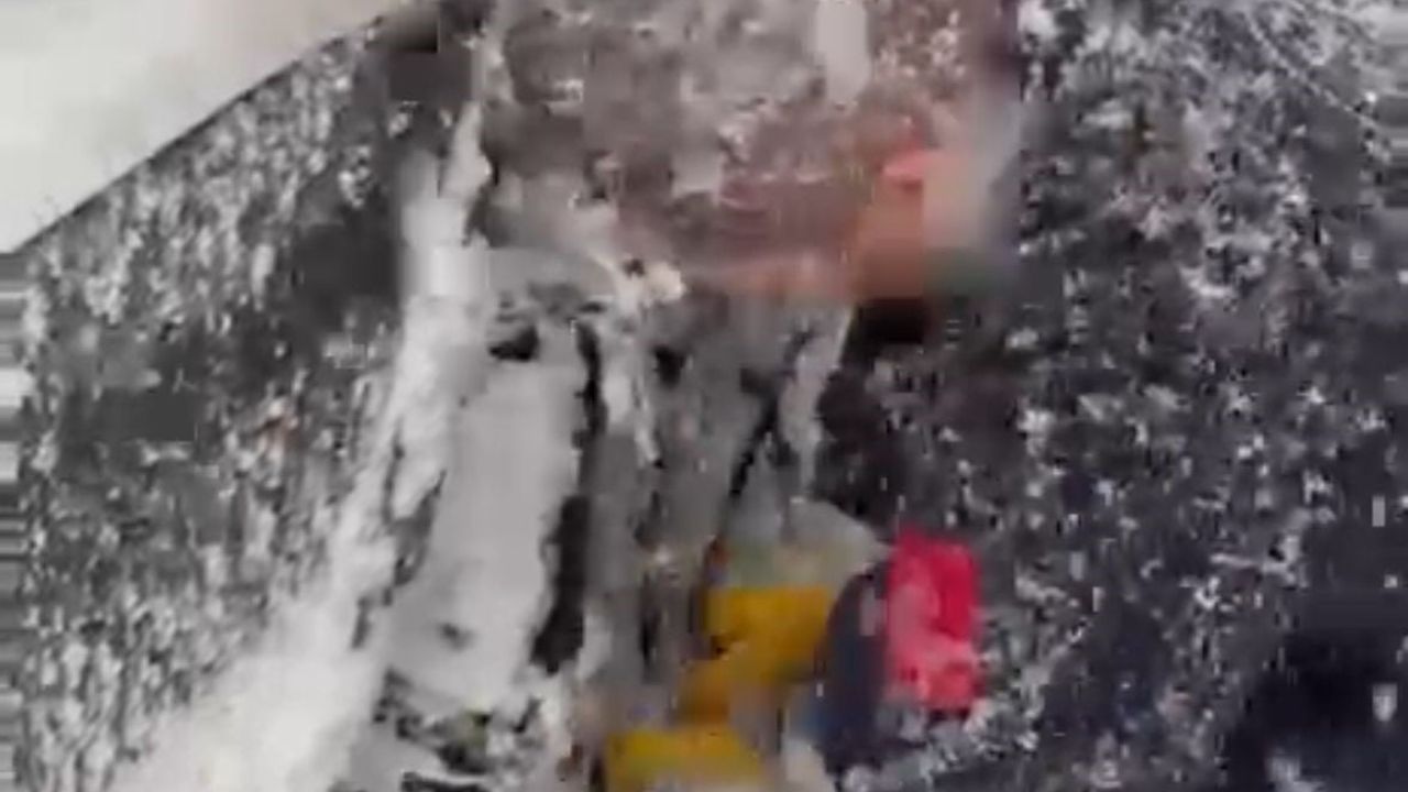 Mudurnu'da yoğun kar: Ambulans yolda kaldı, sağlık ekipleri zincirle hastaya ulaştı