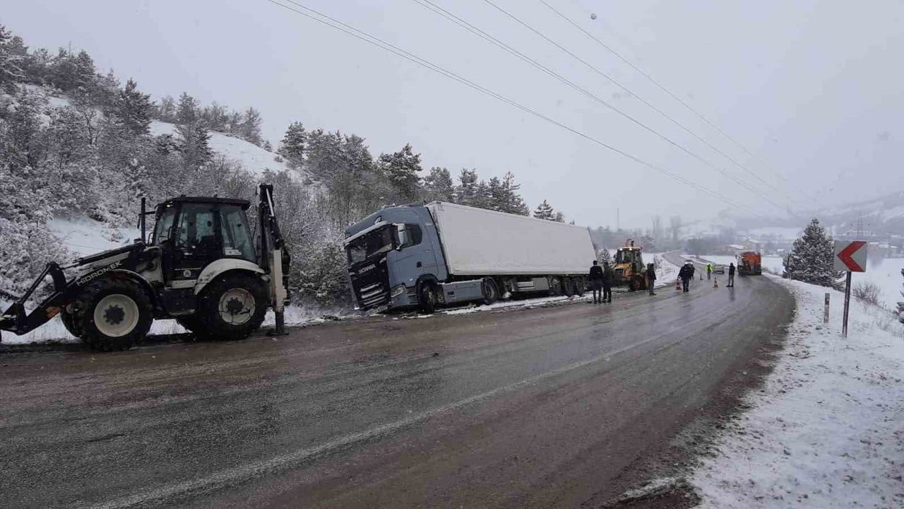 Mudurnu-Nallıhan yolunda kayan tır şarampole devrildi; iki kepçe ile kurtarıldı
