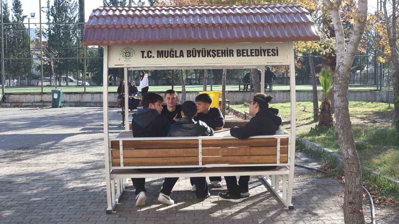 Muğla Büyükşehir Belediyesi Köyceğiz'e kent mobilyası ve oyun alanı desteği sağladı