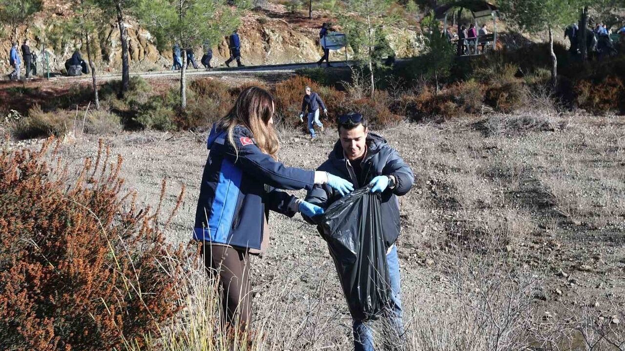 Muğla Büyükşehir Belediyesi temizlik seferberliğini Ula Göleti’nde başlattı