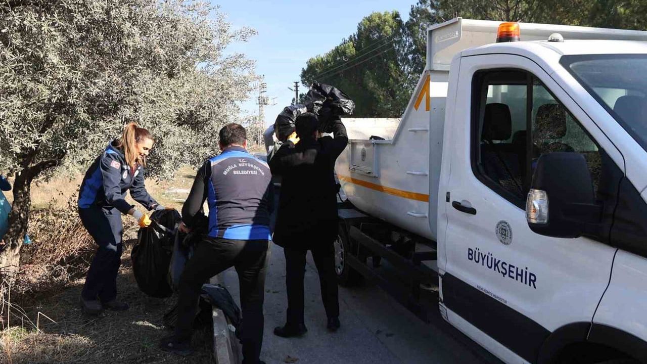 Muğla Büyükşehir’den 13 ilçede eş zamanlı çevre temizliği seferberliği