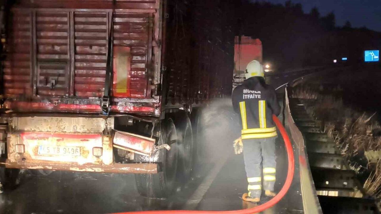 Muğla çevre yolunda tomruk yüklü TIR'daki lastik yangını itfaiye tarafından büyümeden söndürüldü