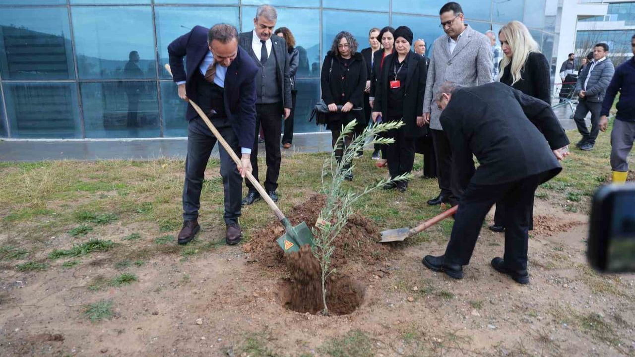 Muğla'da ambulans helikopter kazasında yaşamını yitiren ekip hastane bahçesinde anıldı