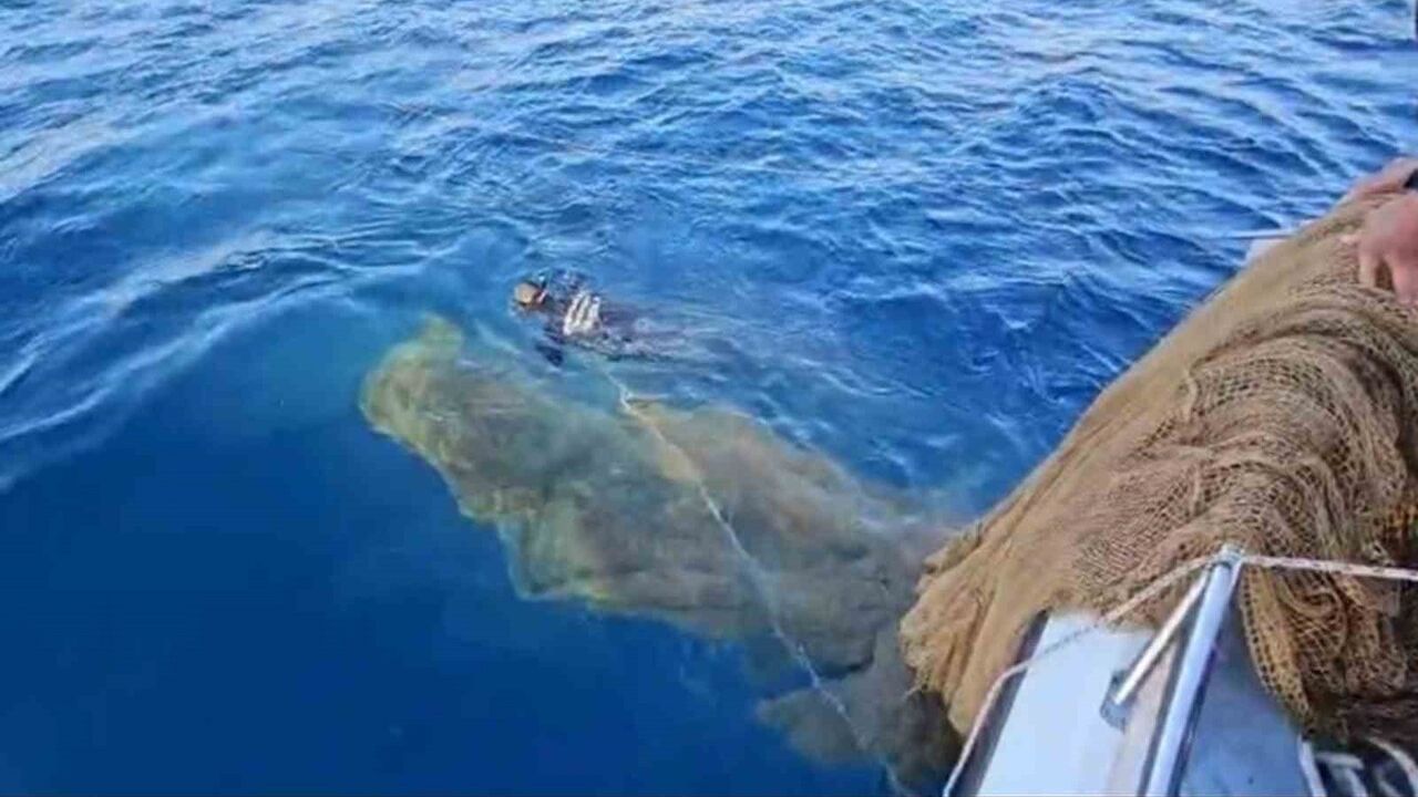Muğla'da deniz diplerinden yaklaşık 1500 m hayalet ağ çıkarıldı; çalışmalar REİS 48 ile sürüyor