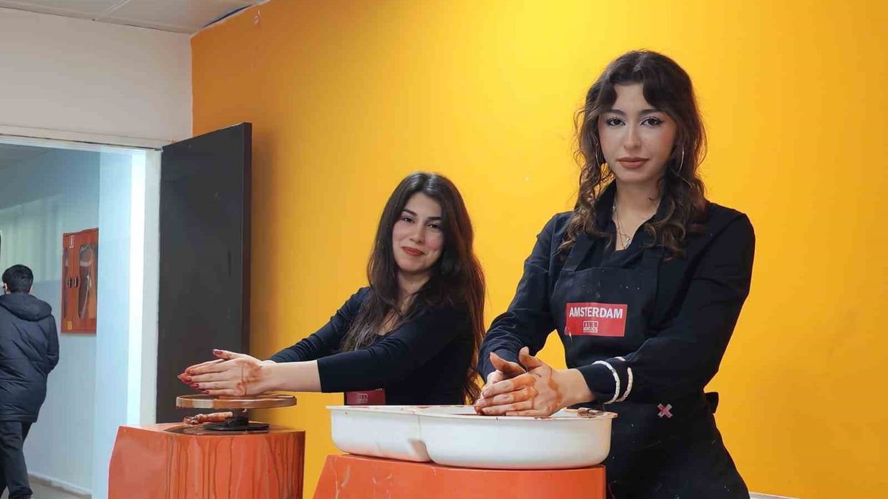 Muğla’da gençler 'Renkli Rotam Fethiye' seramik atölyesinde sanata adım attı